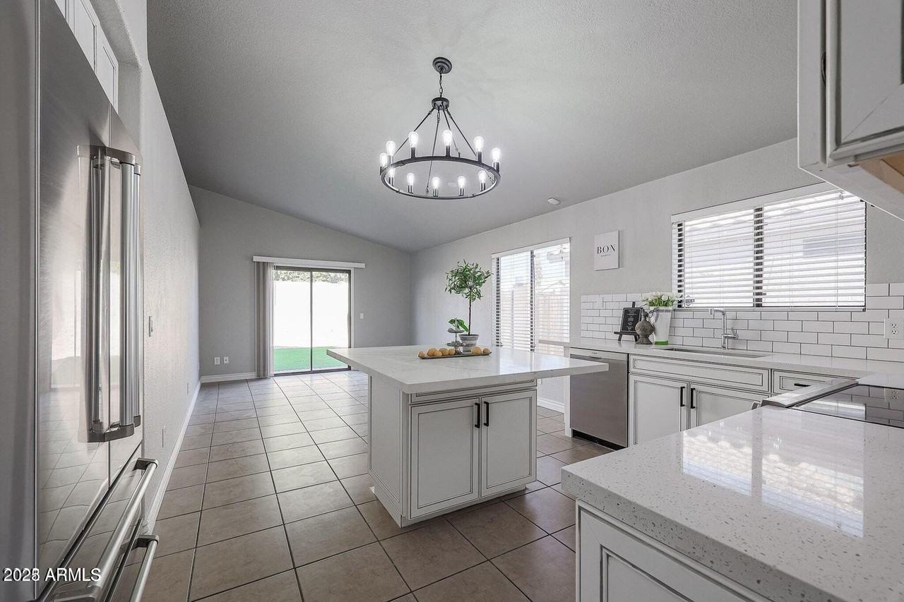 2134 E Robin Ln - Photo 6 of 24