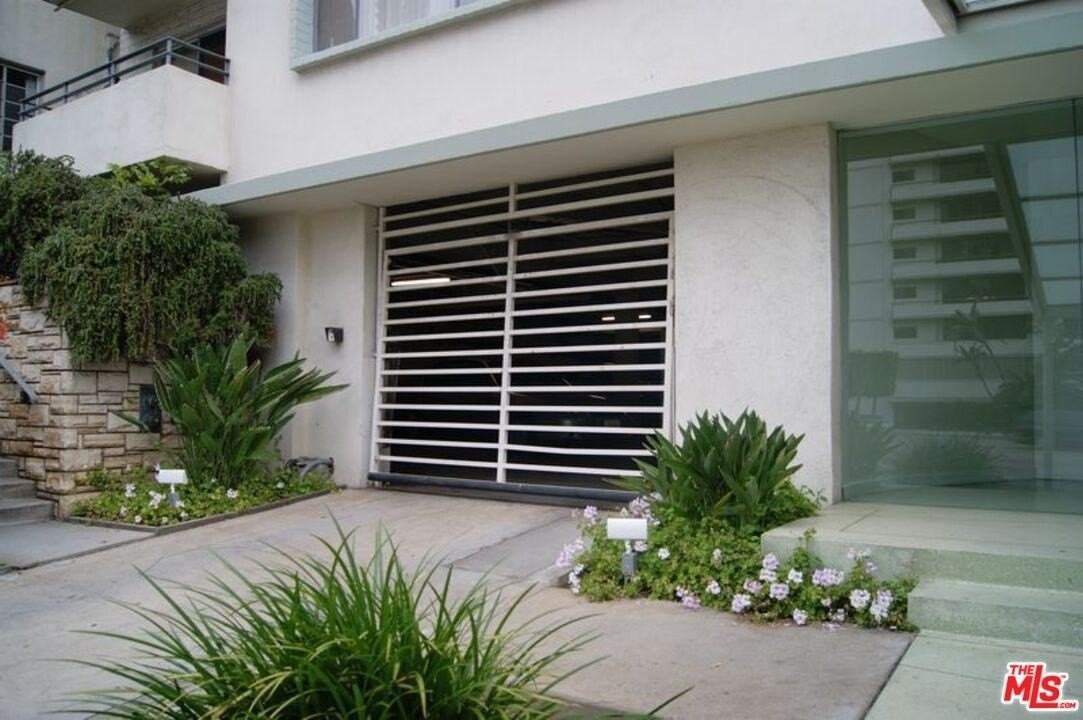 10655 Wilshire Blvd Apt 201 #201 - Photo 3 of 21