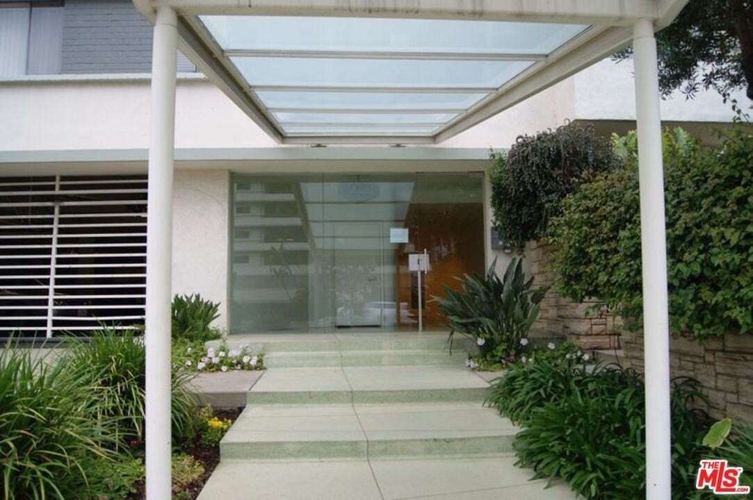 10655 Wilshire Blvd Apt 201 #201 - Photo 4 of 21