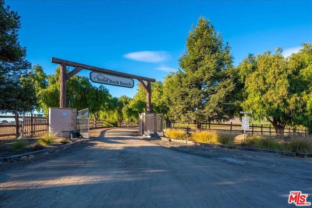 230 Hans Place - Photo 3 of 50