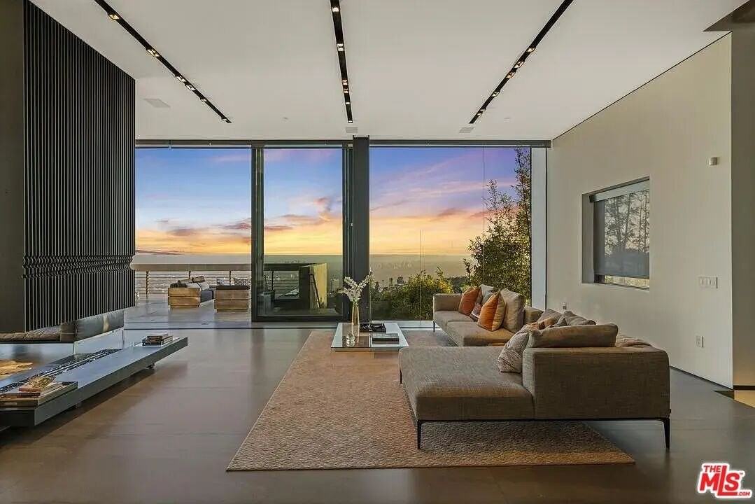 8790 Appian Way - Photo 7 of 38