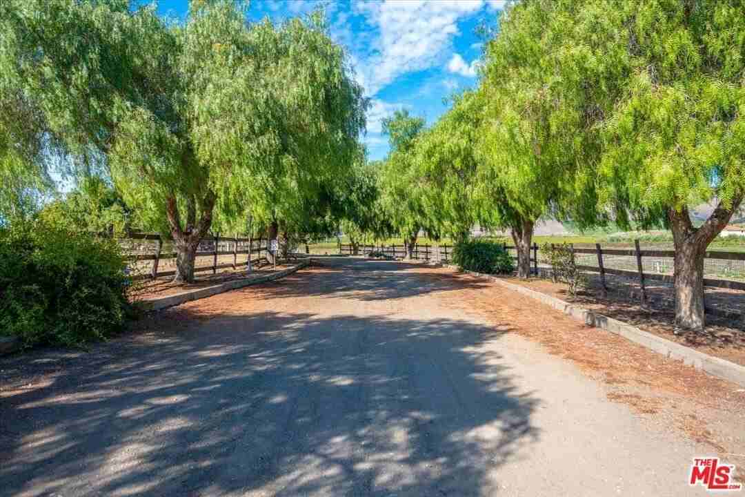 220 Hans Place - Photo 4 of 50