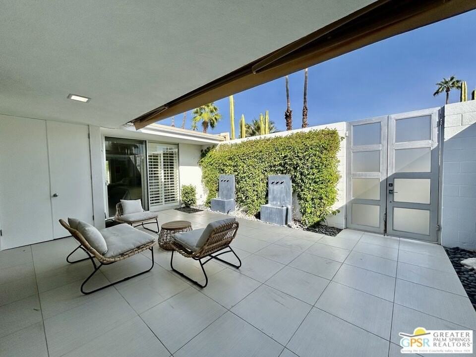 306 Desert Lakes Drive - Photo 2 of 32