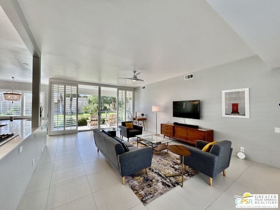 306 Desert Lakes Drive - Photo 5 of 32