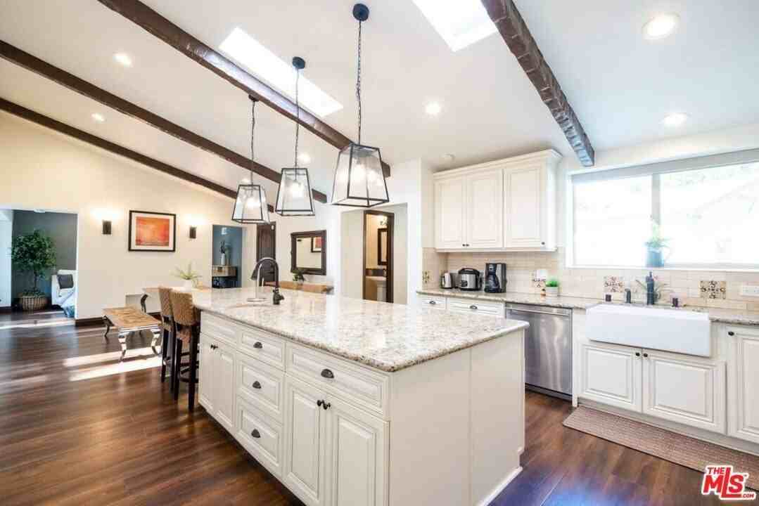 4555 Mariota Avenue - Photo 4 of 50