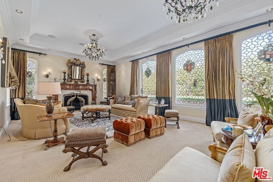 809 North Canon Drive - Photo 2 of 23