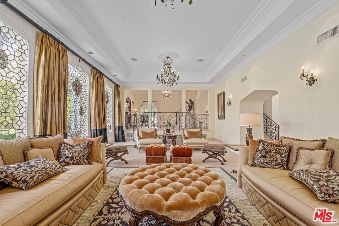 809 North Canon Drive - Photo 3 of 23