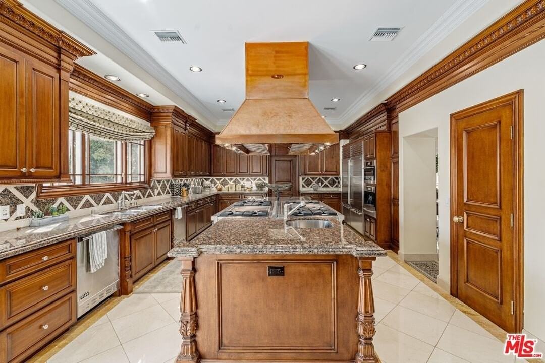 809 North Canon Drive - Photo 5 of 23