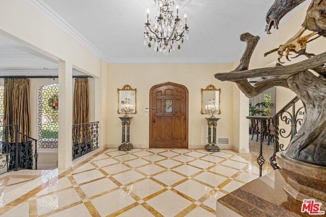 809 North Canon Drive - Photo 6 of 23