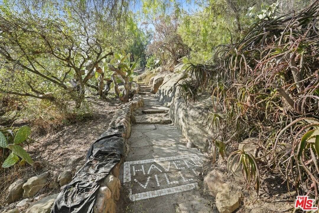 809 Basin Drive - Photo 3 of 50