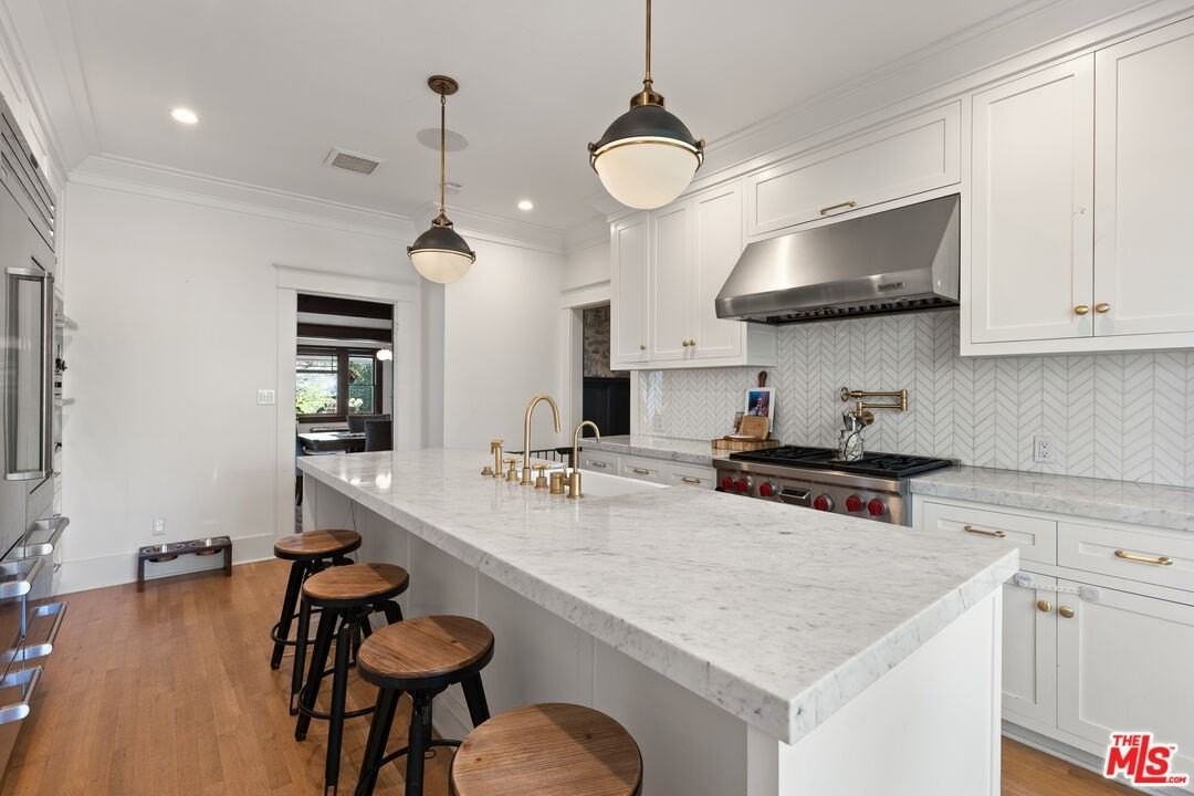 1421 Edgecliffe Drive - Photo 6 of 31