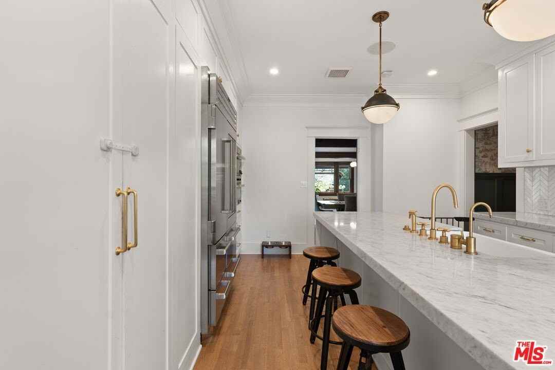 1421 Edgecliffe Drive - Photo 7 of 31