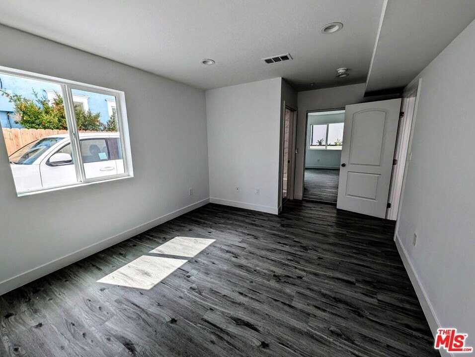 753 East Adams Boulevard - Photo 4 of 13