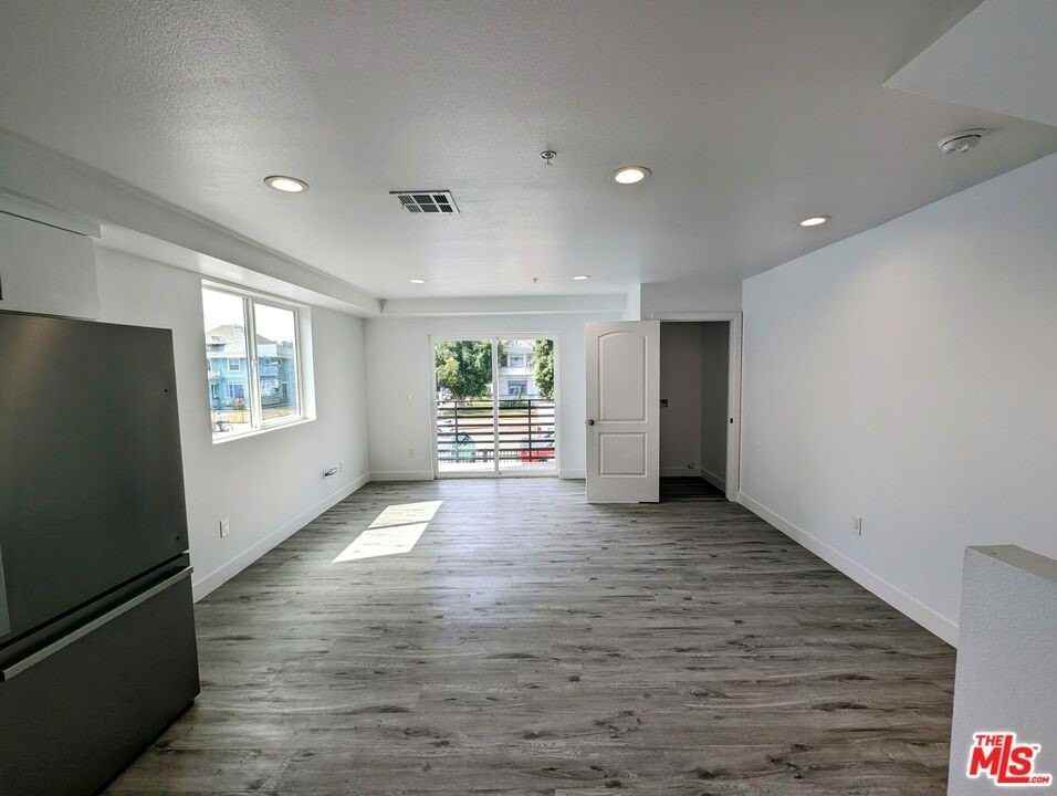 753 East Adams Boulevard - Photo 6 of 13