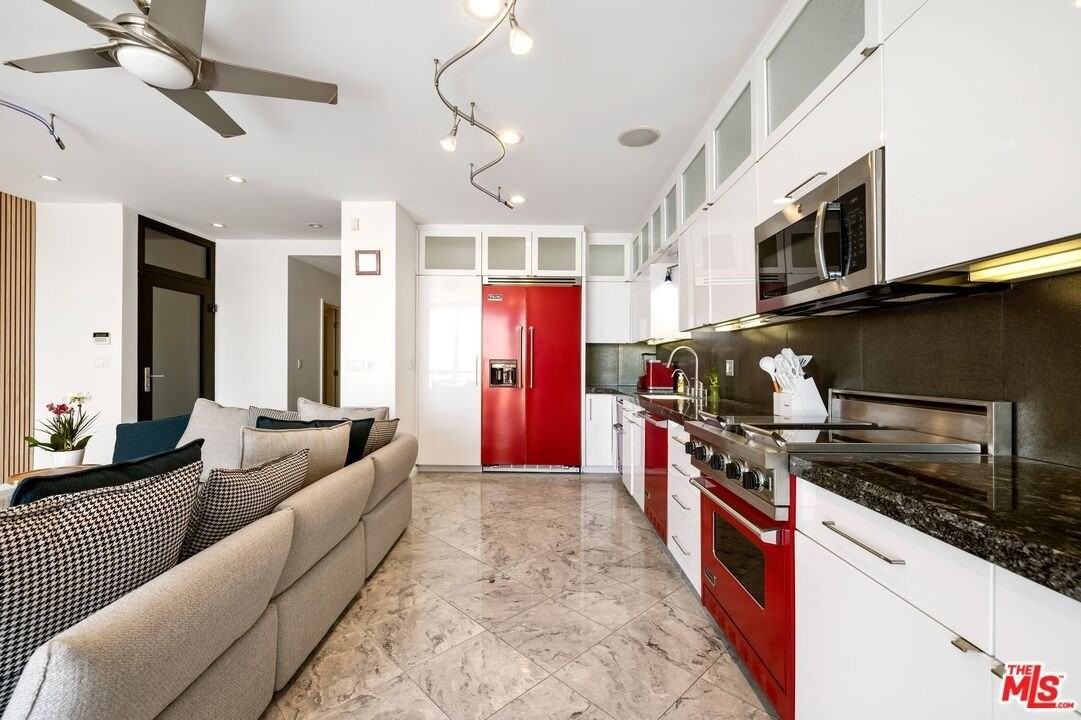 3007 Ocean Front Walk - Photo 7 of 33