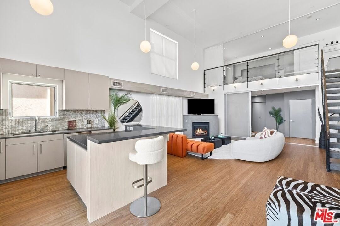 7062 Hawthorn Avenue #203 - Photo 3 of 12