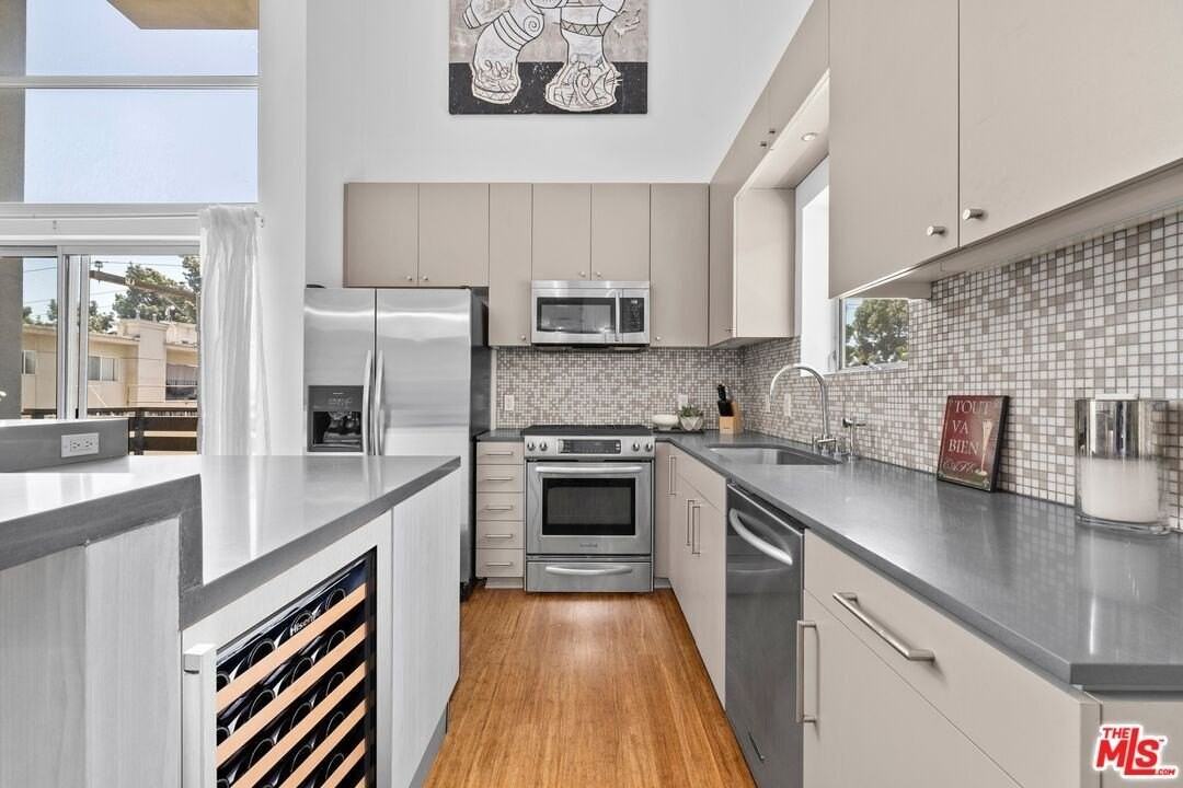 7062 Hawthorn Avenue #203 - Photo 5 of 12