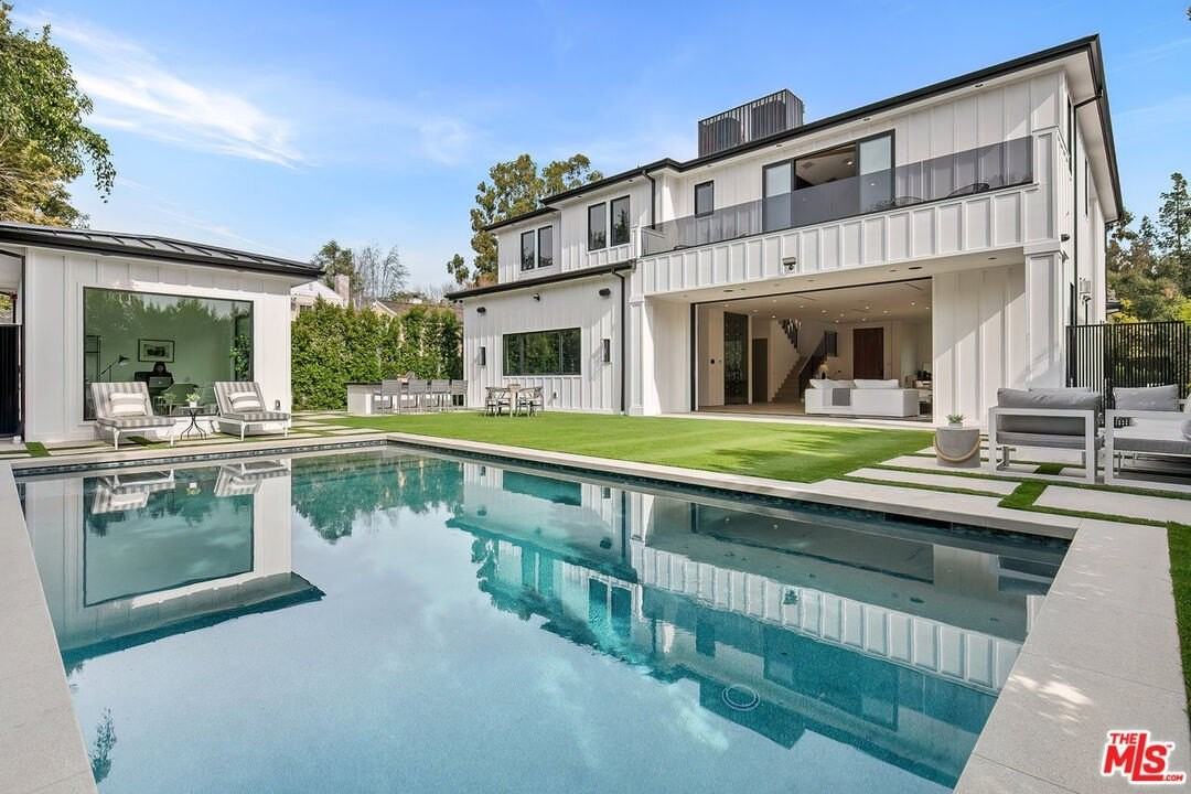 211 Veteran Avenue - Photo 4 of 50