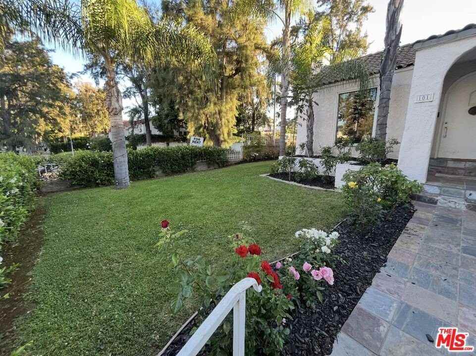 101 North La Peer Drive - Photo 4 of 33