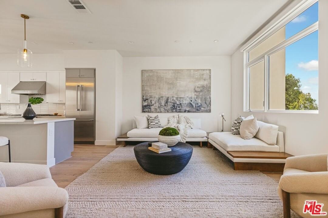 3220 South Barrington Avenue - Photo 4 of 30