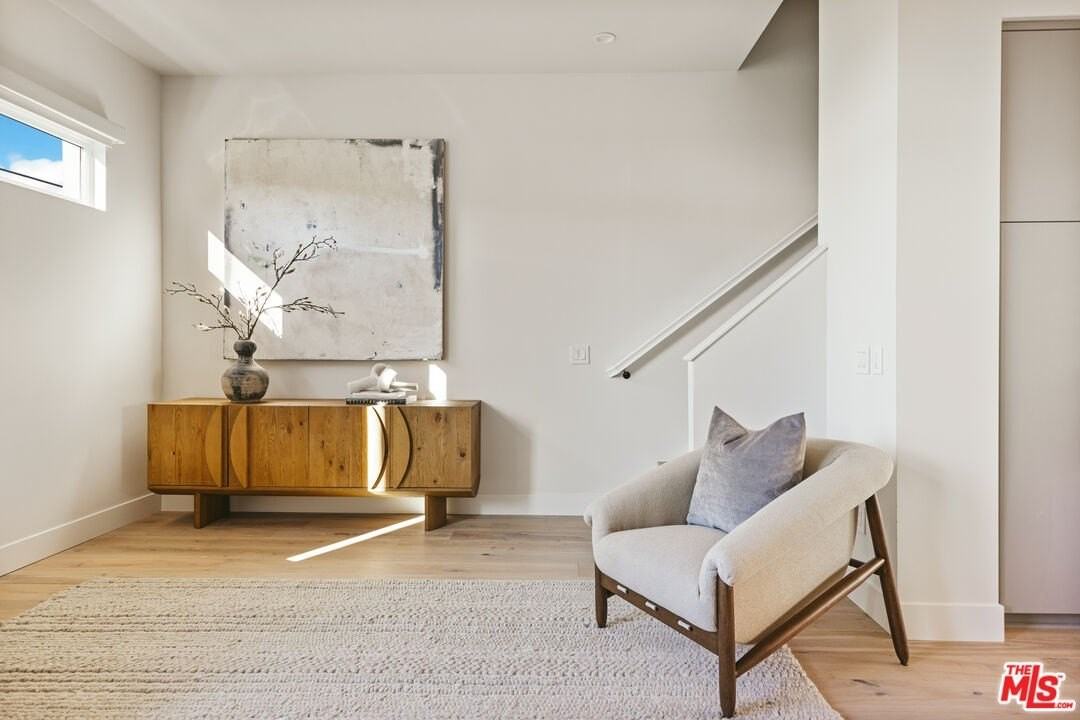 3220 South Barrington Avenue - Photo 6 of 30