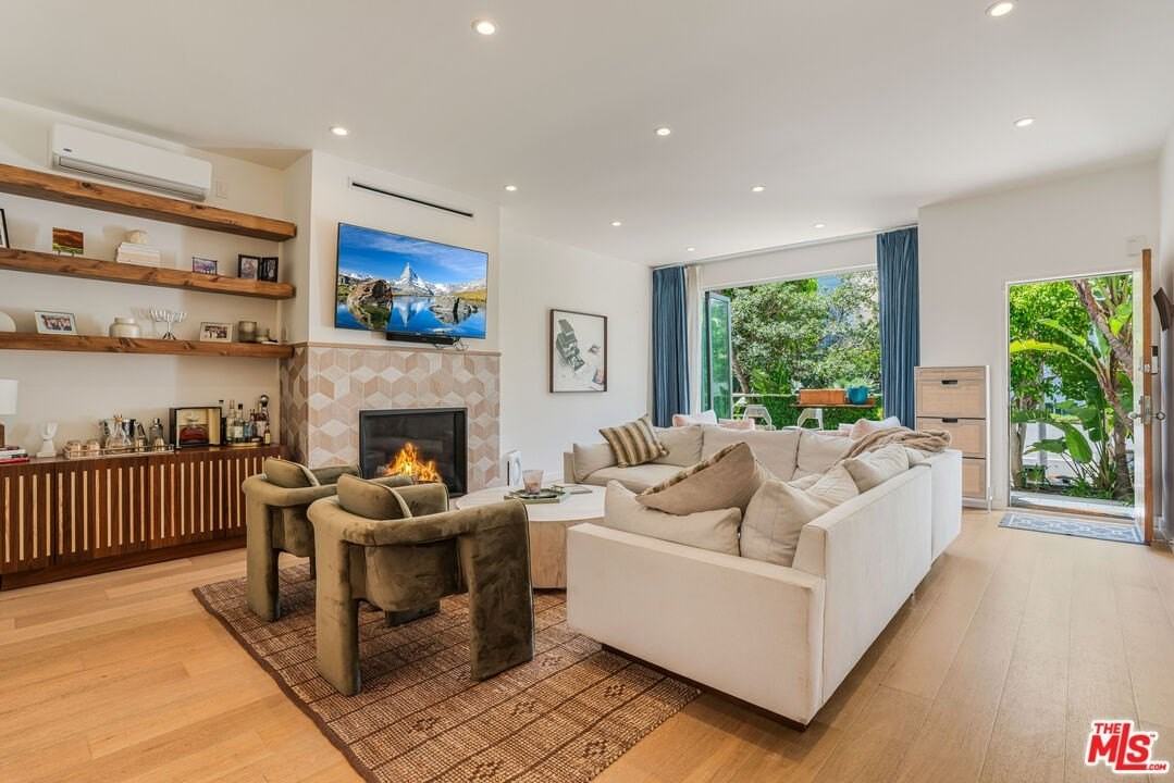 16 Voyage St - Photo 4 of 32