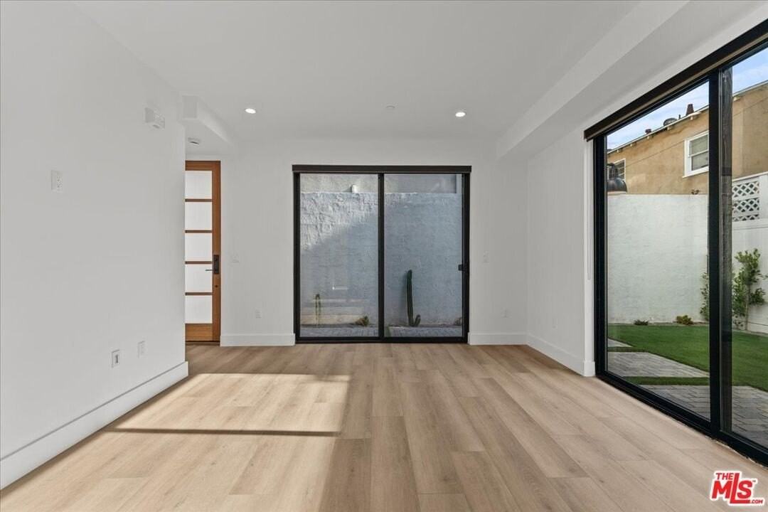 4823 Satsuma Avenue - Photo 3 of 9