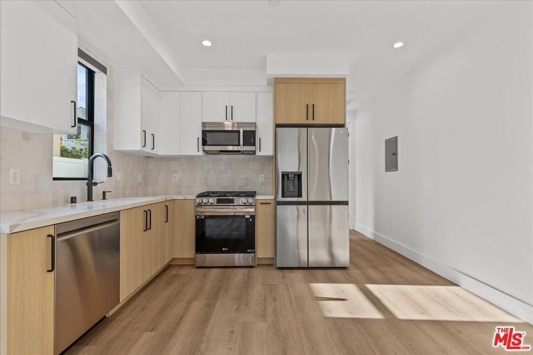 4823 Satsuma Avenue - Photo 4 of 9