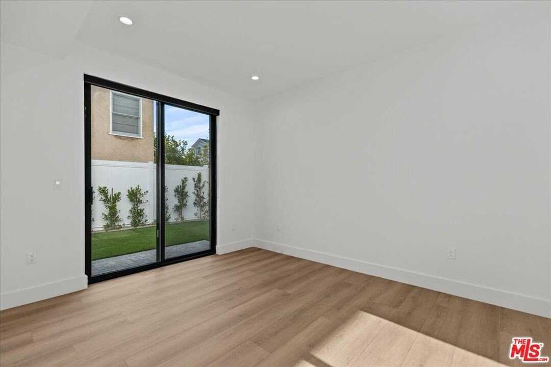 4823 Satsuma Avenue - Photo 7 of 9