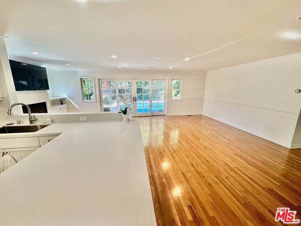 3123 Barry Avenue - Photo 6 of 14