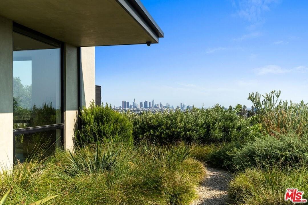 2216 Winona Boulevard - Photo 4 of 43