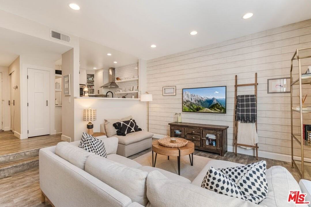 520 South Barrington Avenue #117 - Photo 2 of 19