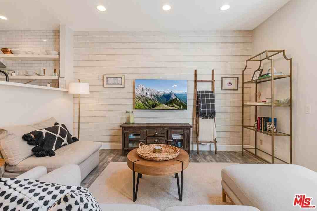 520 South Barrington Avenue #117 - Photo 3 of 19