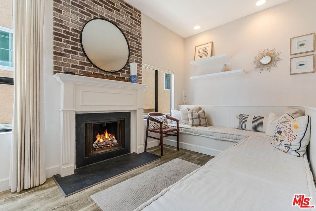 520 South Barrington Avenue #117 - Photo 6 of 19