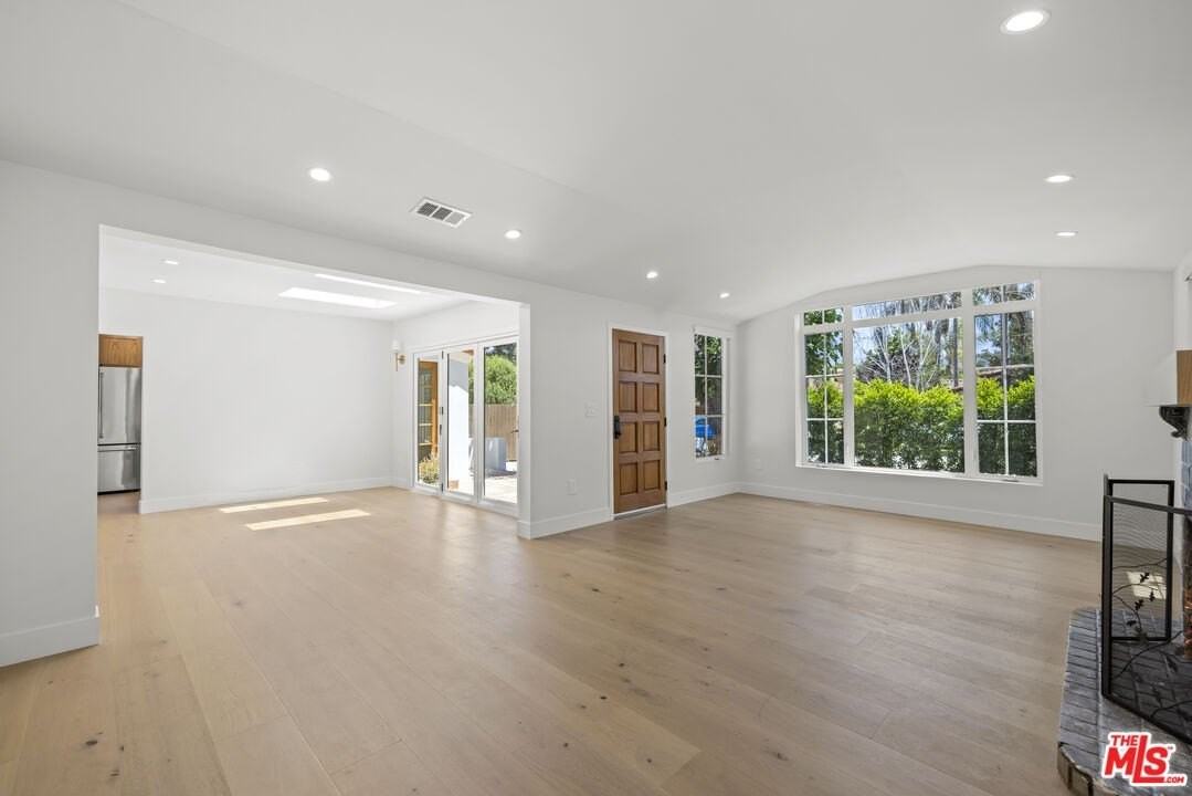 11151 Hortense Street - Photo 4 of 48