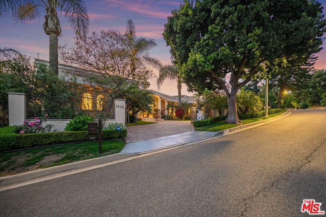 1575 Alexis Place - Photo 3 of 50