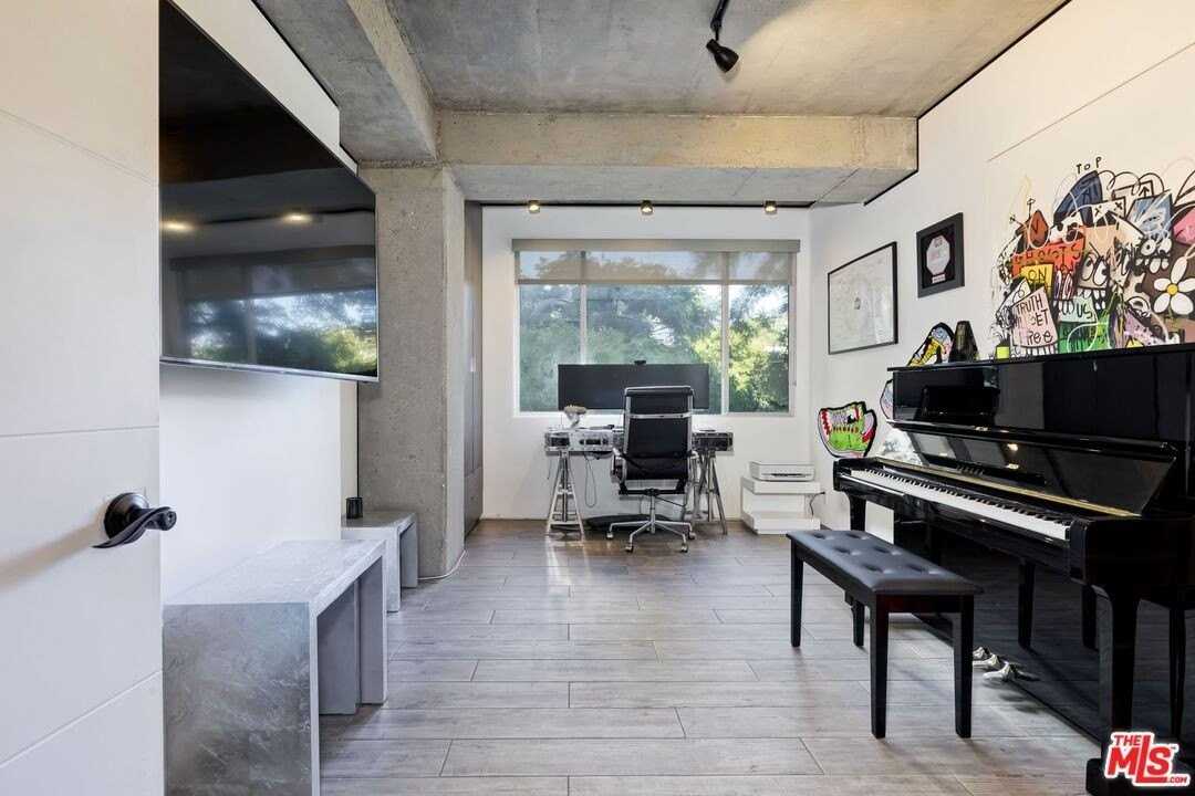 818 North Doheny Drive #203 - Photo 7 of 12