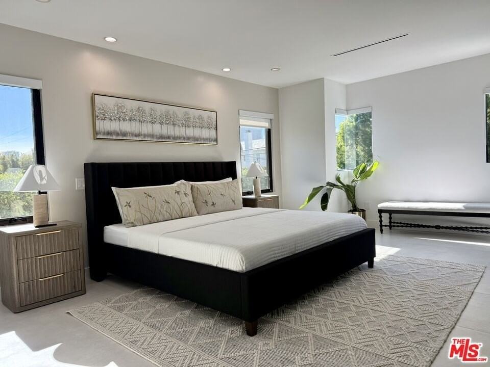 201 S Bedford Dr - Photo 4 of 37