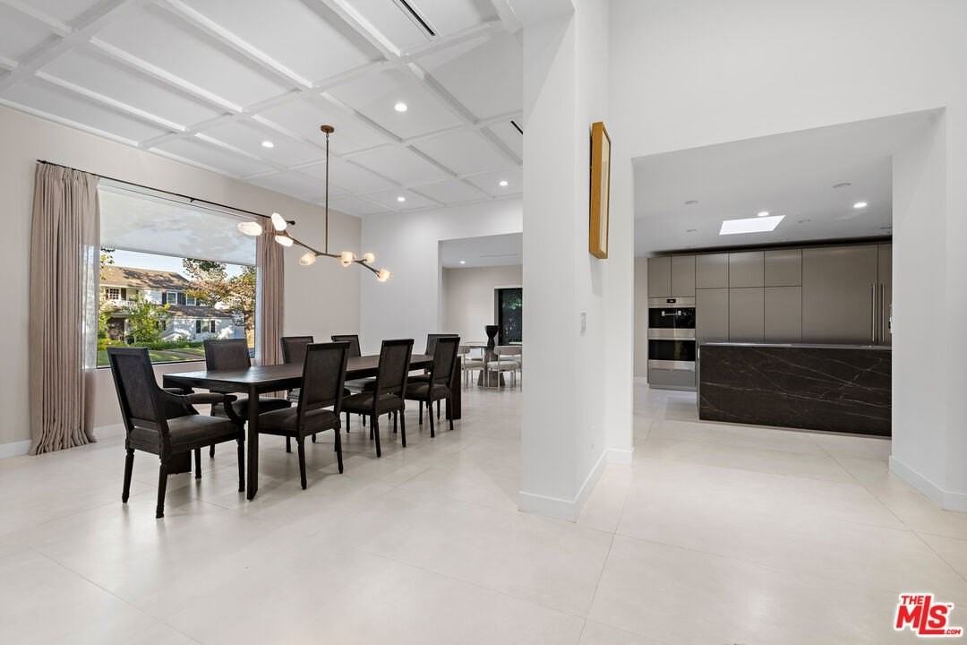 201 S Bedford Dr - Photo 7 of 37