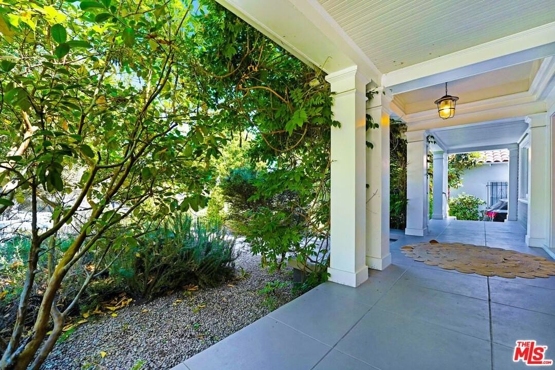 2049 North Berendo Street - Photo 4 of 36