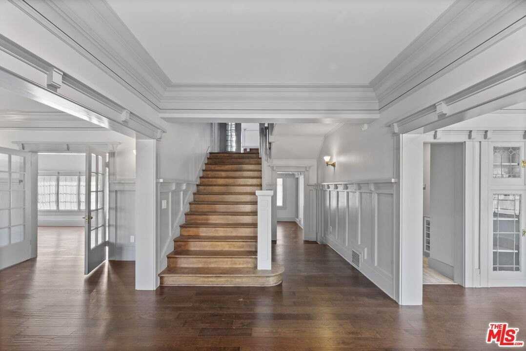 344 South Kingsley Drive - Photo 2 of 35