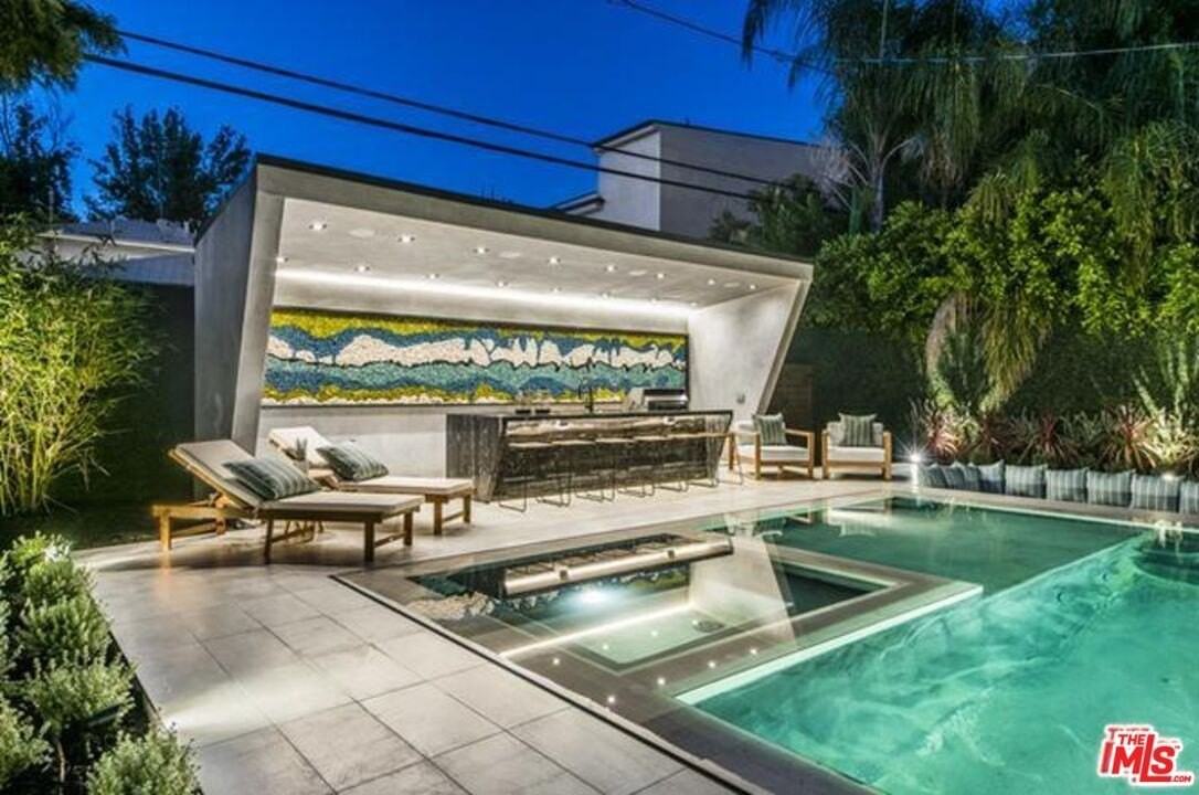 11241 Blix St - Photo 3 of 19