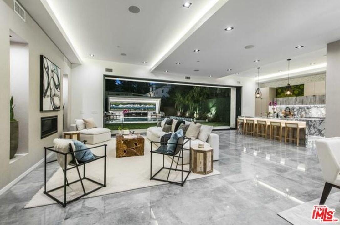 11241 Blix St - Photo 5 of 19