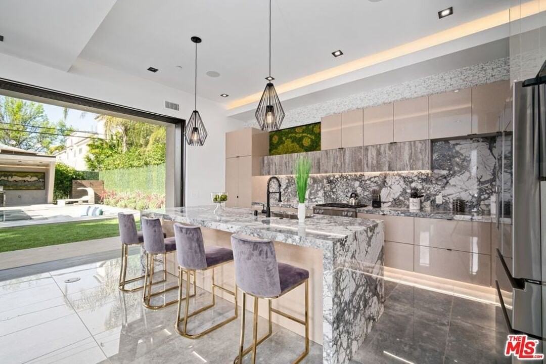 11241 Blix St - Photo 6 of 19