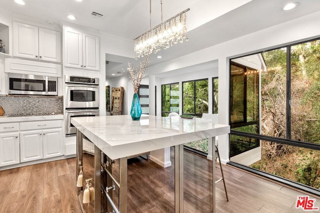 2350 Benedict Canyon Dr - Photo 7 of 31