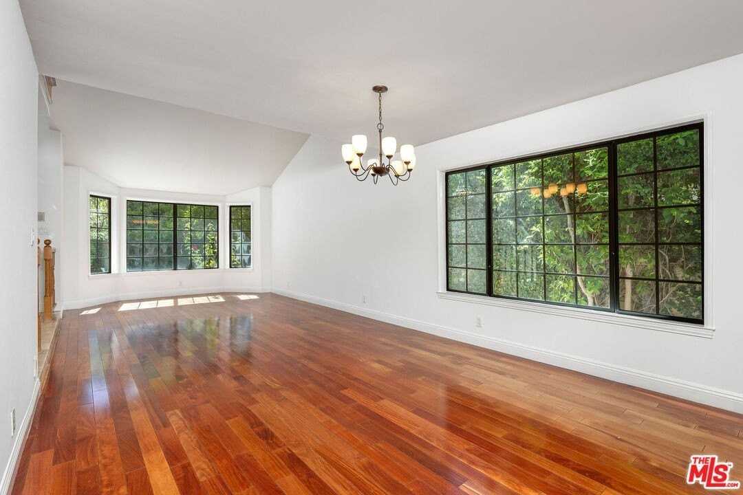 13031 Magnolia Boulevard - Photo 6 of 46