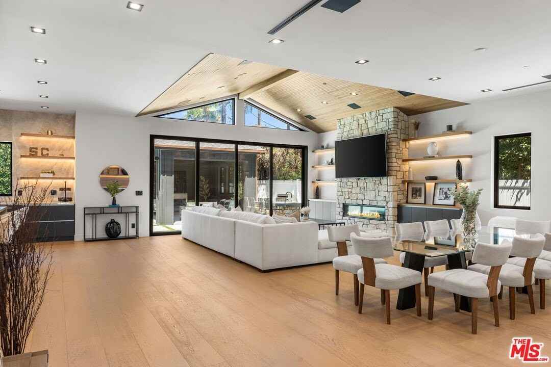 13463 Chandler Boulevard - Photo 3 of 38