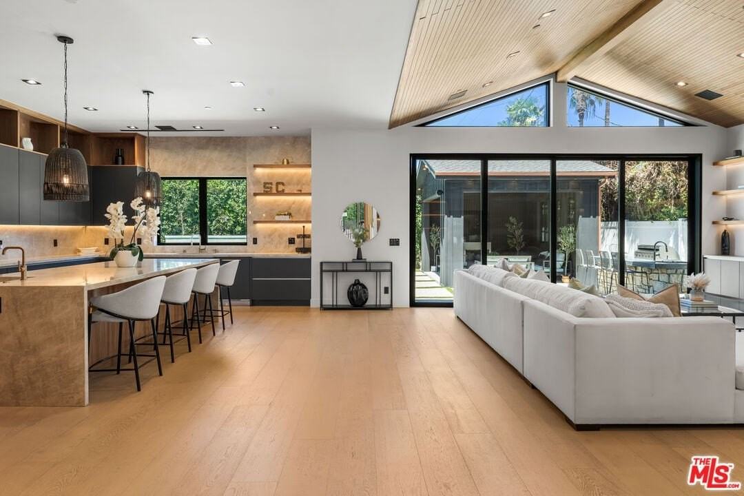 13463 Chandler Boulevard - Photo 4 of 38