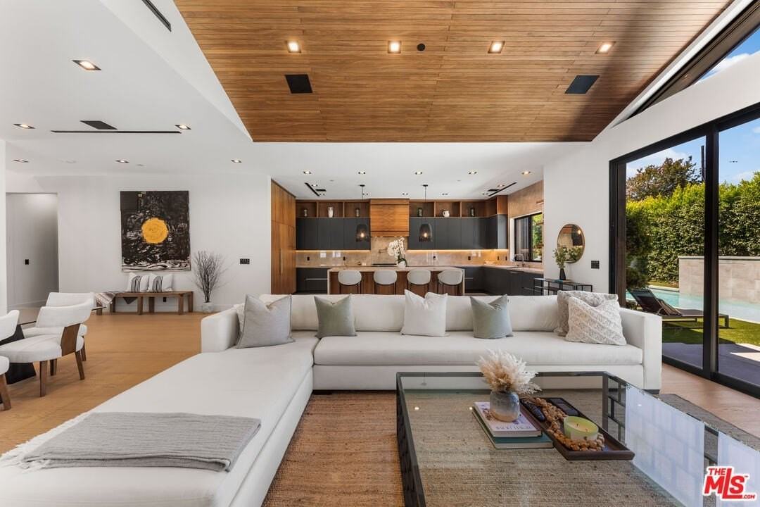 13463 Chandler Boulevard - Photo 7 of 38