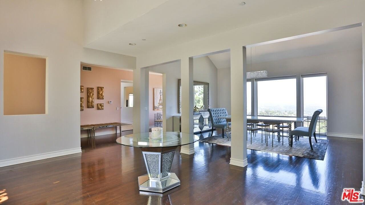 14445 Mulholland Dr - Photo 2 of 33